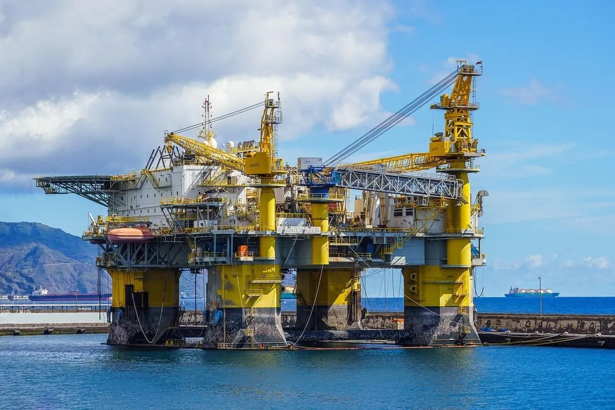 Plataforma de extracción de petróleo en alta mar bajo un cielo parcialmente nublado