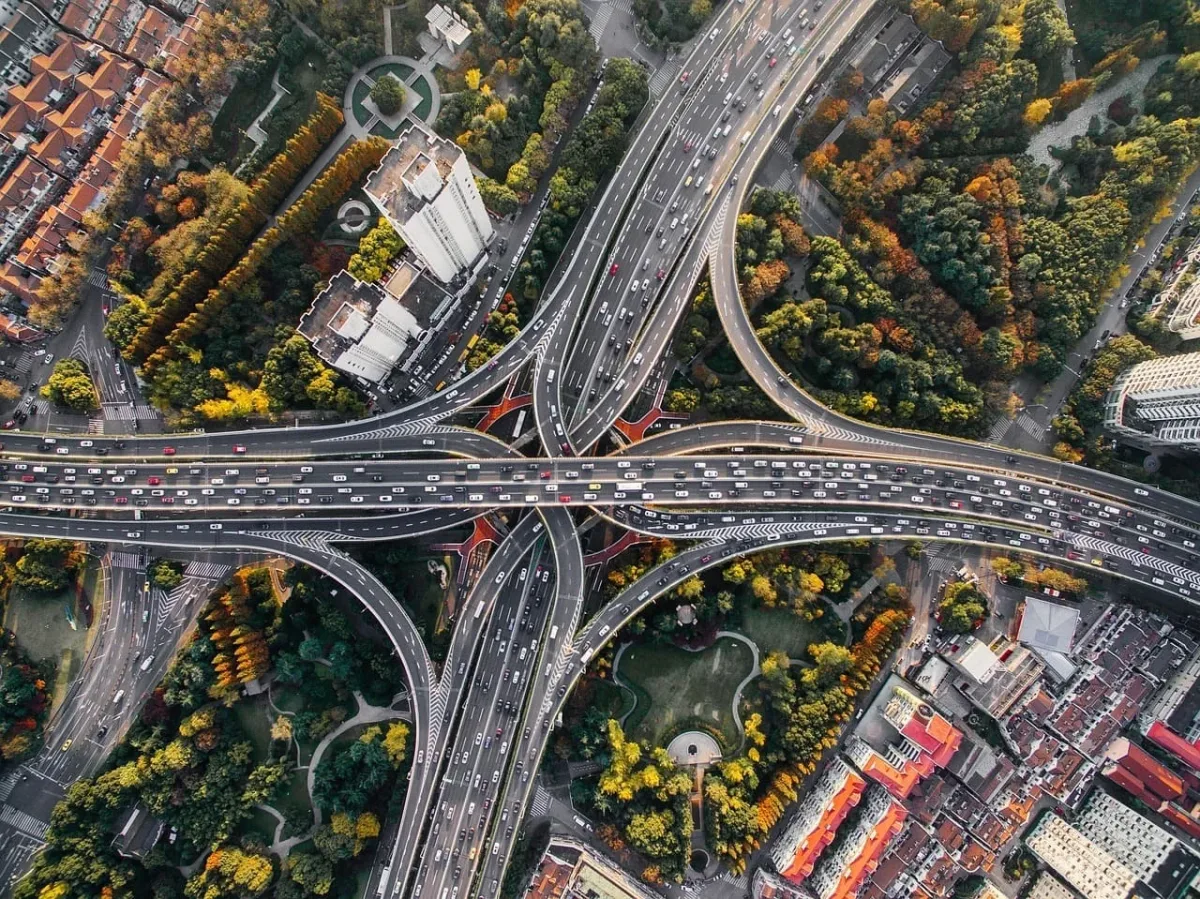 Vista aérea de una autopista urbana rodeada de zonas verdes