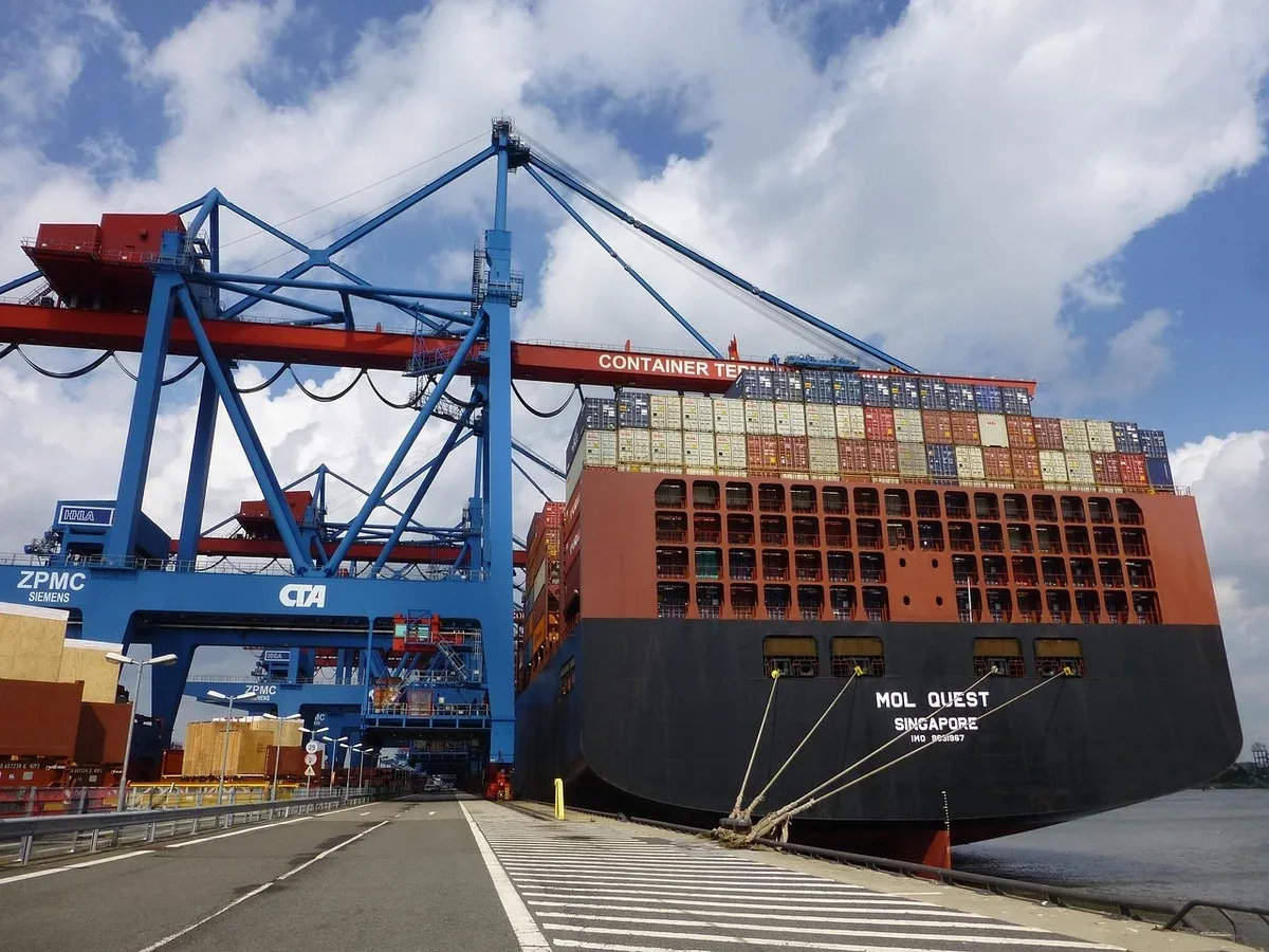 Buque portacontenedores en terminal de carga internacional
