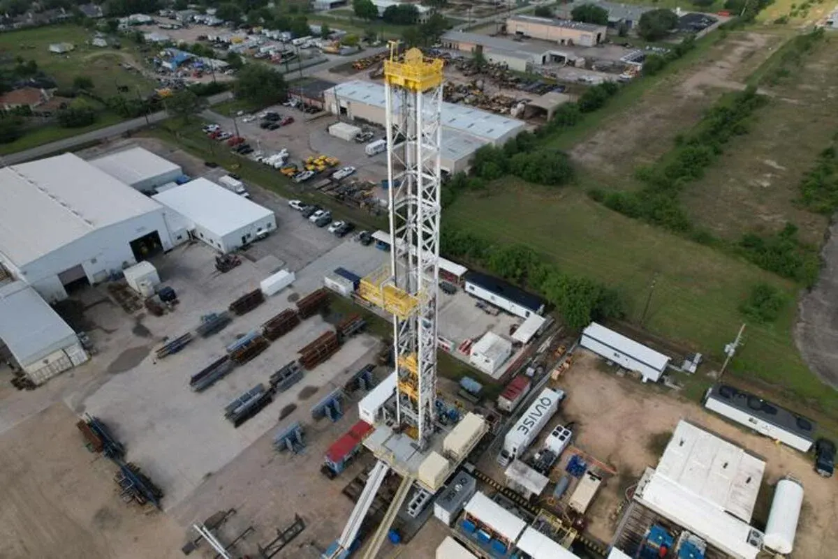 Imagen aérea captada por dron que muestra la instalación utilizada por Quaise Energy para la primera demostración de su técnica innovadora de perforación en una plataforma petrolera a gran escala.