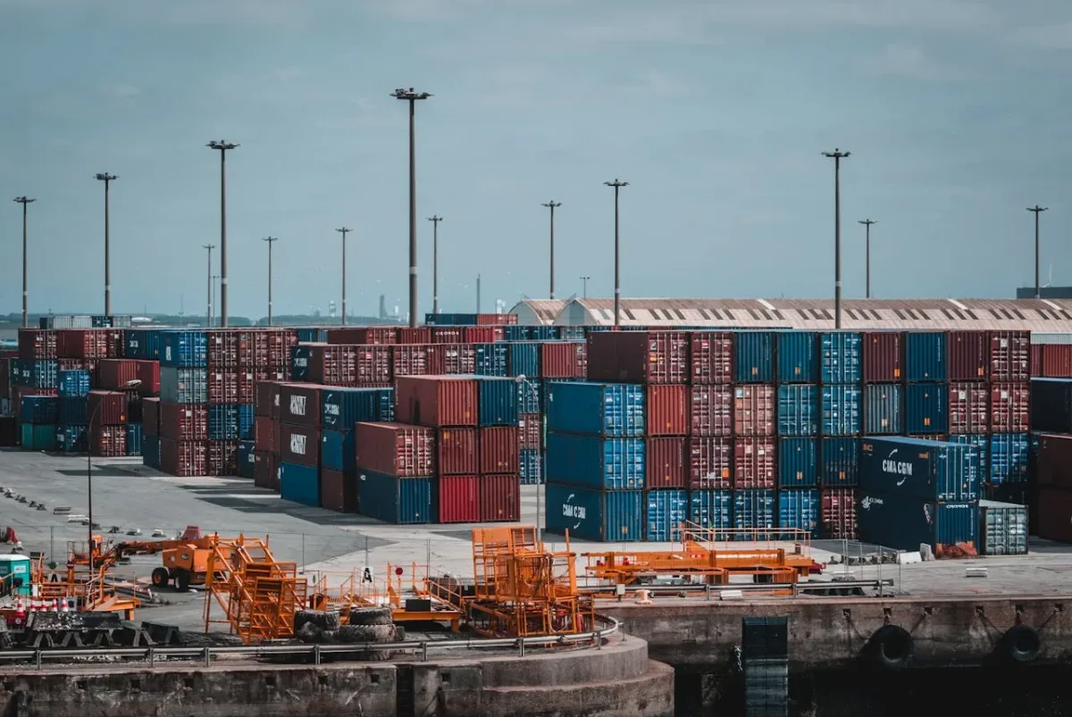 Contenedores apilados en un puerto industrial, símbolo de la tensión comercial entre EE.UU. y China antes del encuentro en Londres