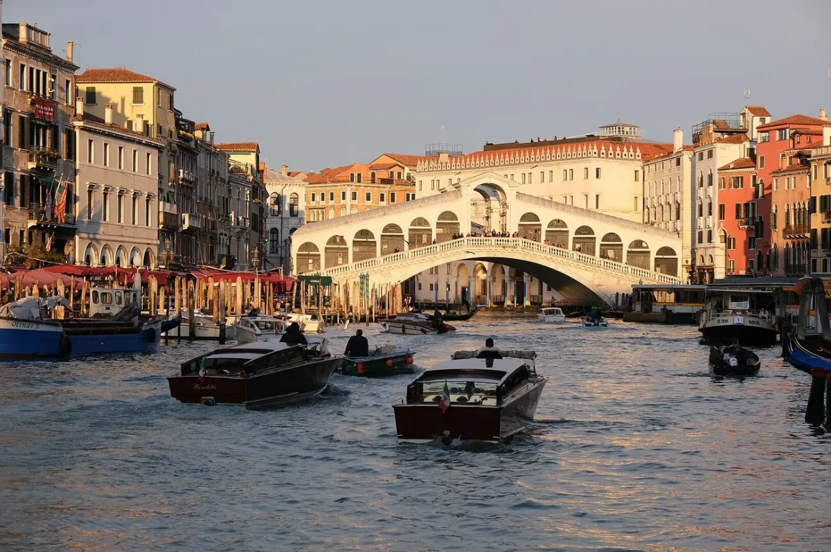 Vista panorámica del Puente de Rialto en Venecia, Italia