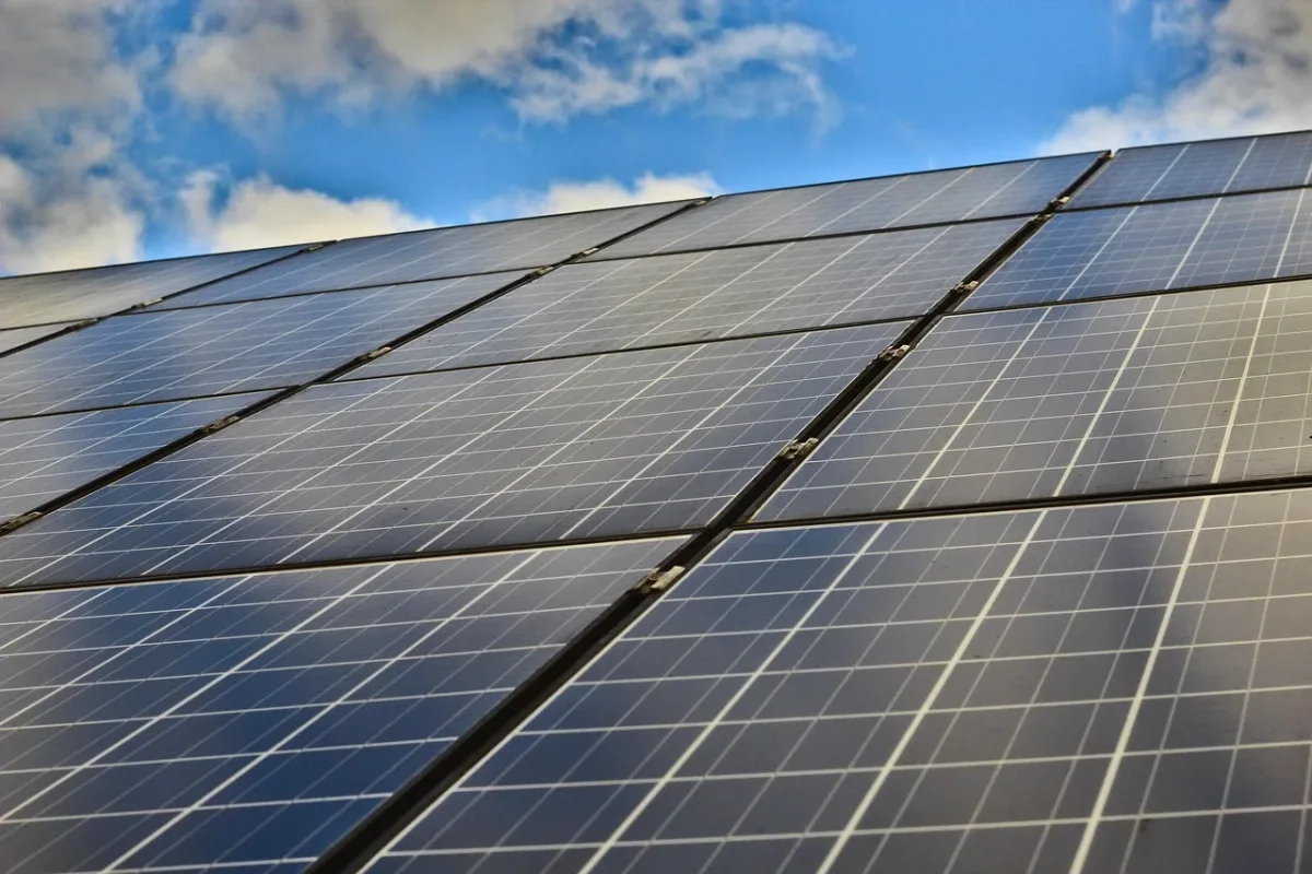 Paneles solares modernos instalados al aire libre bajo un cielo azul con algunas nubes