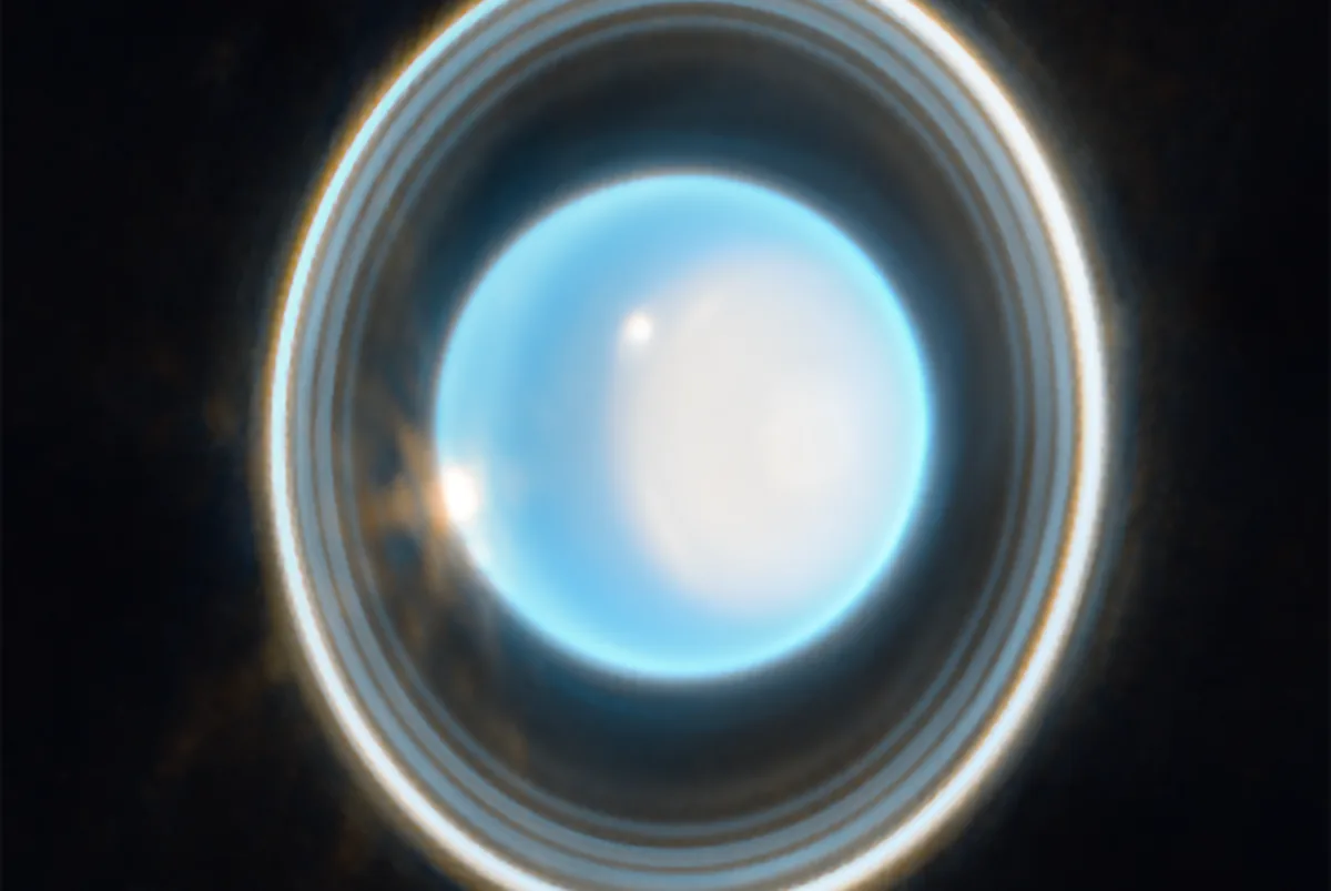 Imagen de Urano tomada por el telescopio espacial James Webb en infrarrojo cercano, mostrando los anillos del planeta de forma nítida y detallada