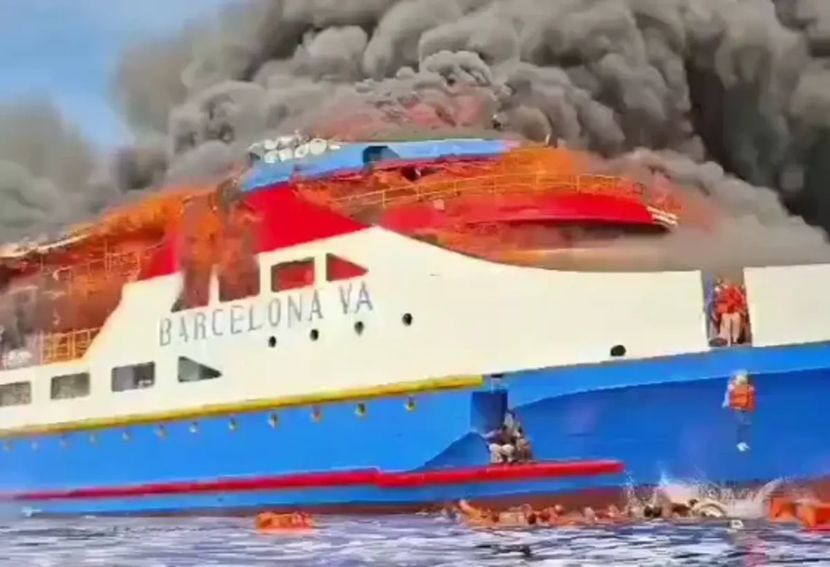 Incendio en el ferry KM Barcelona, con pasajeros saltando al mar y una densa columna de humo