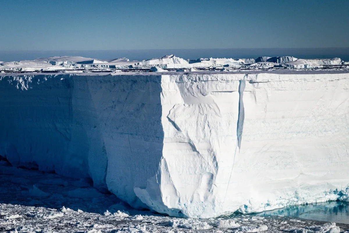 Gran bloque de hielo en la Antártida Occidental visto desde la superficie
