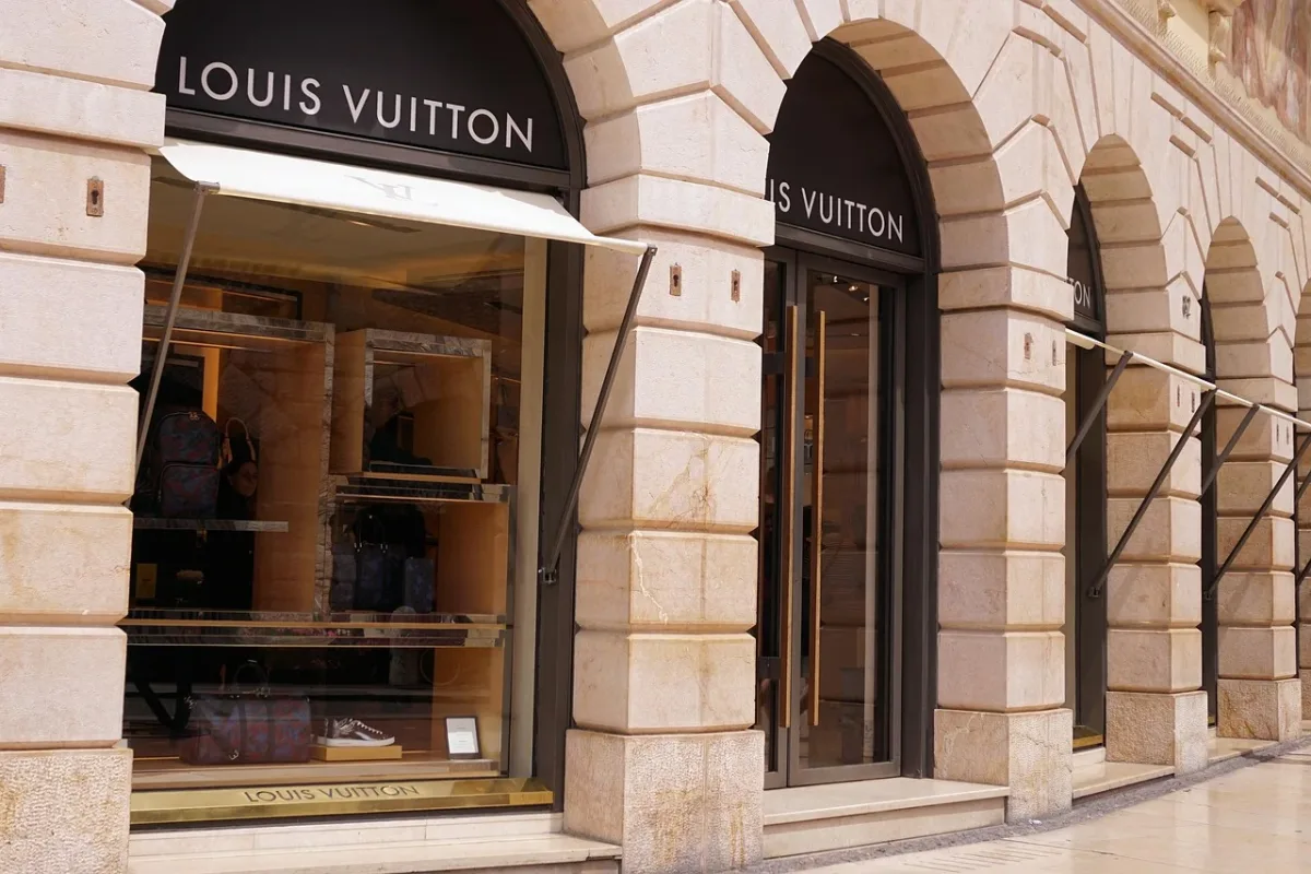Fachada de una tienda Louis Vuitton en una elegante calle comercial