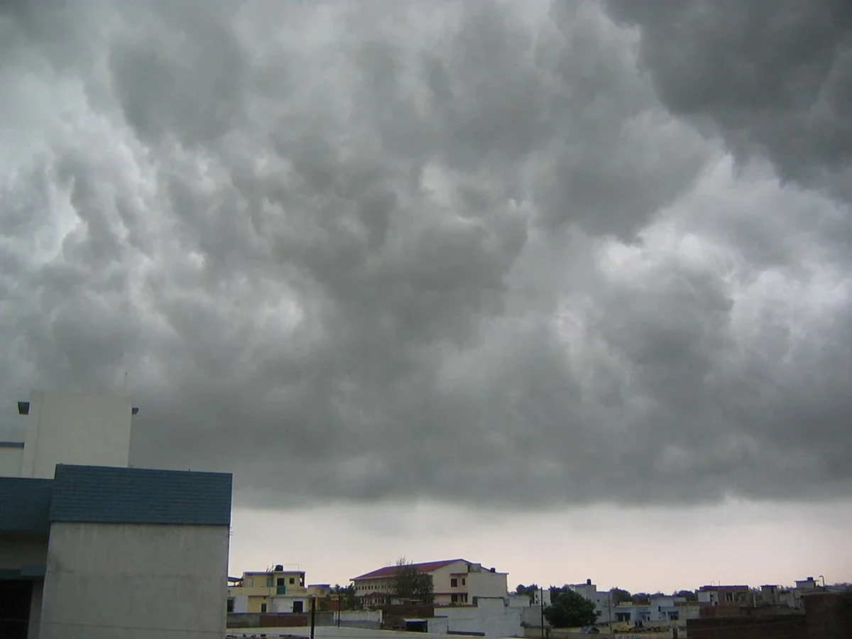 Nubes monzónicas densas sobre la ciudad de Lucknow, India, cubriendo el cielo con una atmósfera húmeda y gris