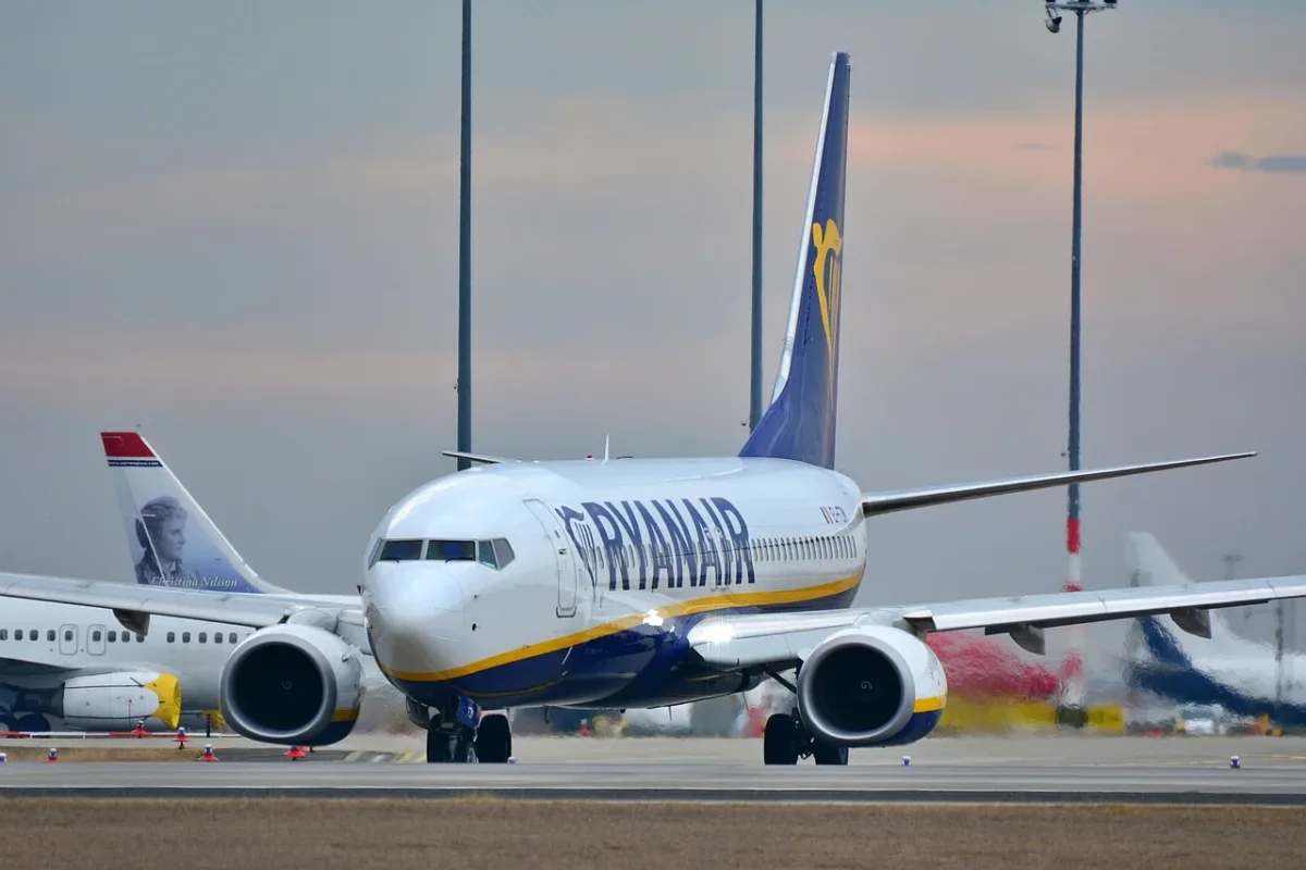 Avión de la aerolínea Ryanair desplazándose por la pista