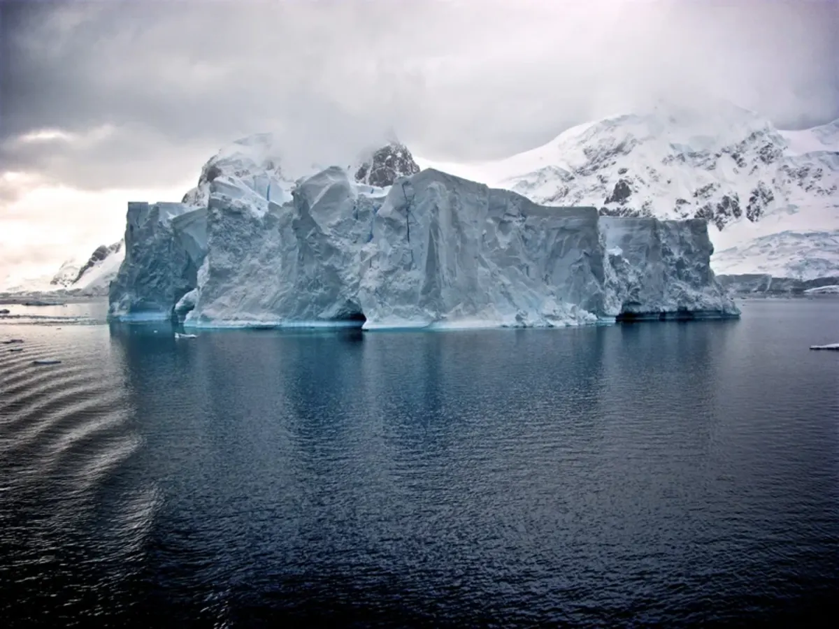 Iceberg en la Antártida bajo un cielo despejado