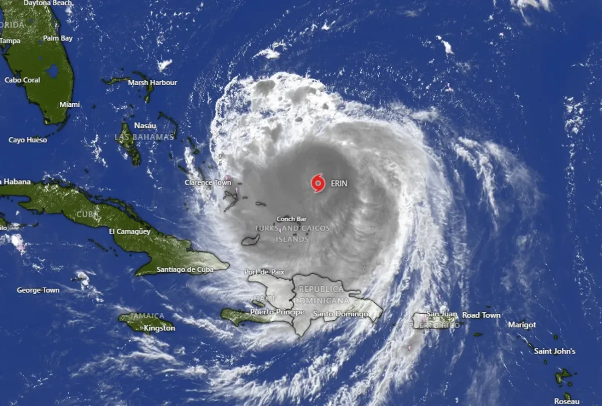 Imagen satelital del huracán Erin fortaleciéndose en el Atlántico