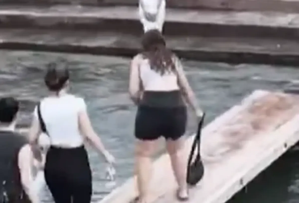 Turistas en un muelle durante un rescate en un río de China