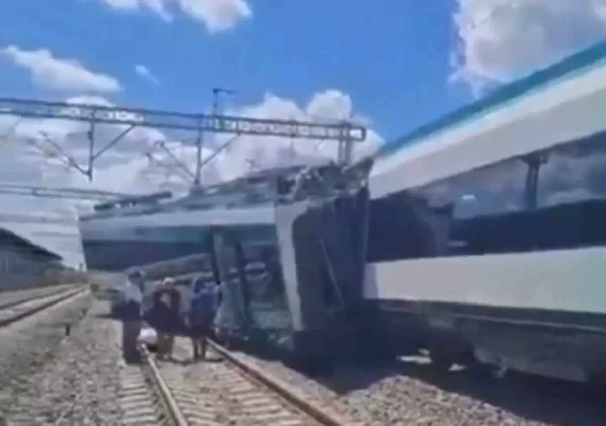 Incidente ferroviario del Tren Maya en Izamal con vagones parcialmente desplazados