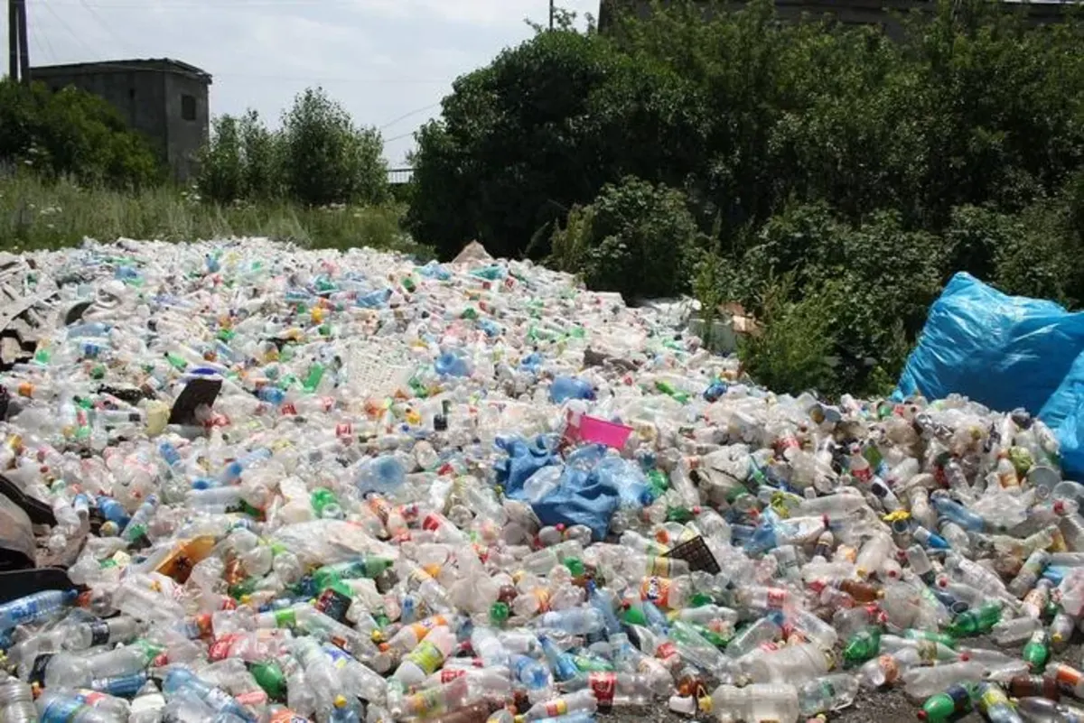 Acumulación de botellas y envases plásticos en un vertedero a cielo abierto