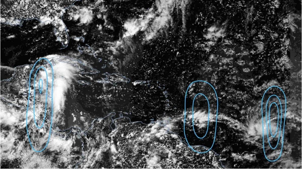 Imagen satelital de tres ondas tropicales en el Atlántico, una de ellas se convirtió en el huracán Beryl de categoría 5