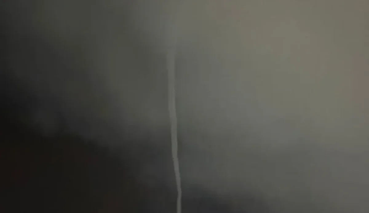 Columna de agua formándose durante la tromba marina en Boca del Río, Veracruz