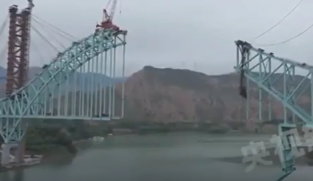 Colapso del puente ferroviario Jianzha sobre el río Amarillo en la provincia china de Qinghai