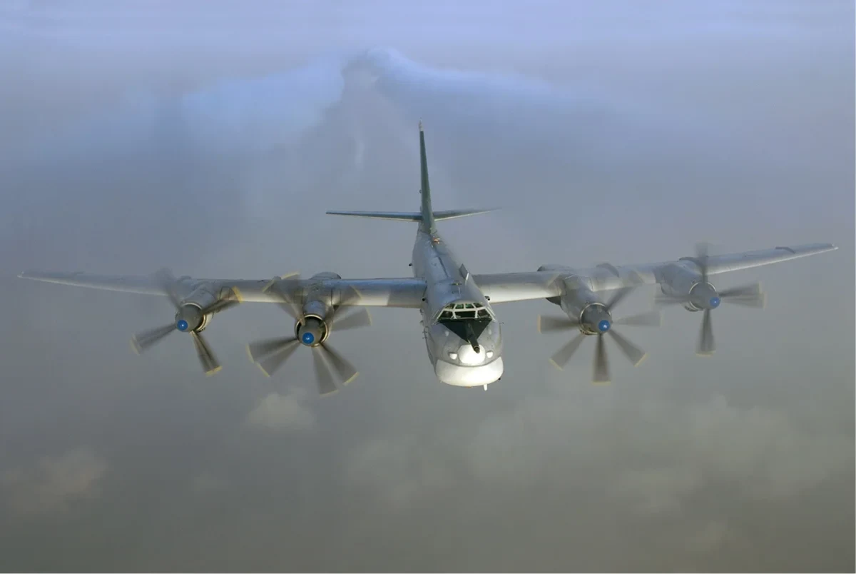 Avión estratégico ruso Tupolev Tu-95MS en vuelo a gran altitud
