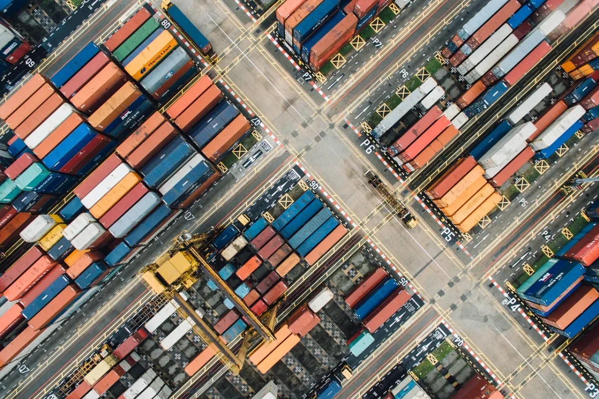 Vista aérea de un puerto con filas de contenedores