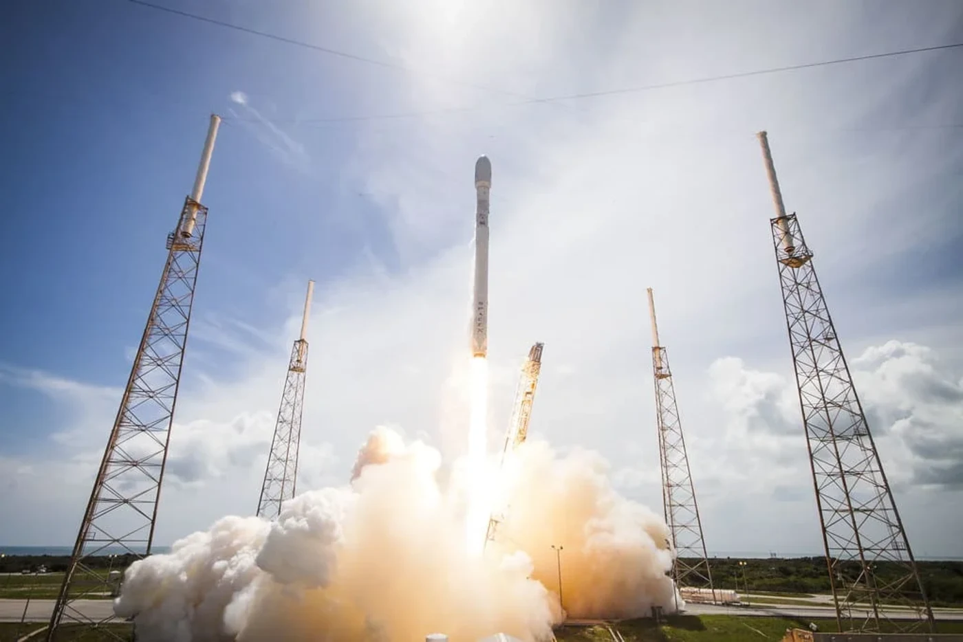 Un Falcon 9 listo para despegar desde Vandenberg, California. Un cohete Falcon 9 de SpaceX en la plataforma de lanzamiento en la base de la Fuerza Espacial Vandenberg.