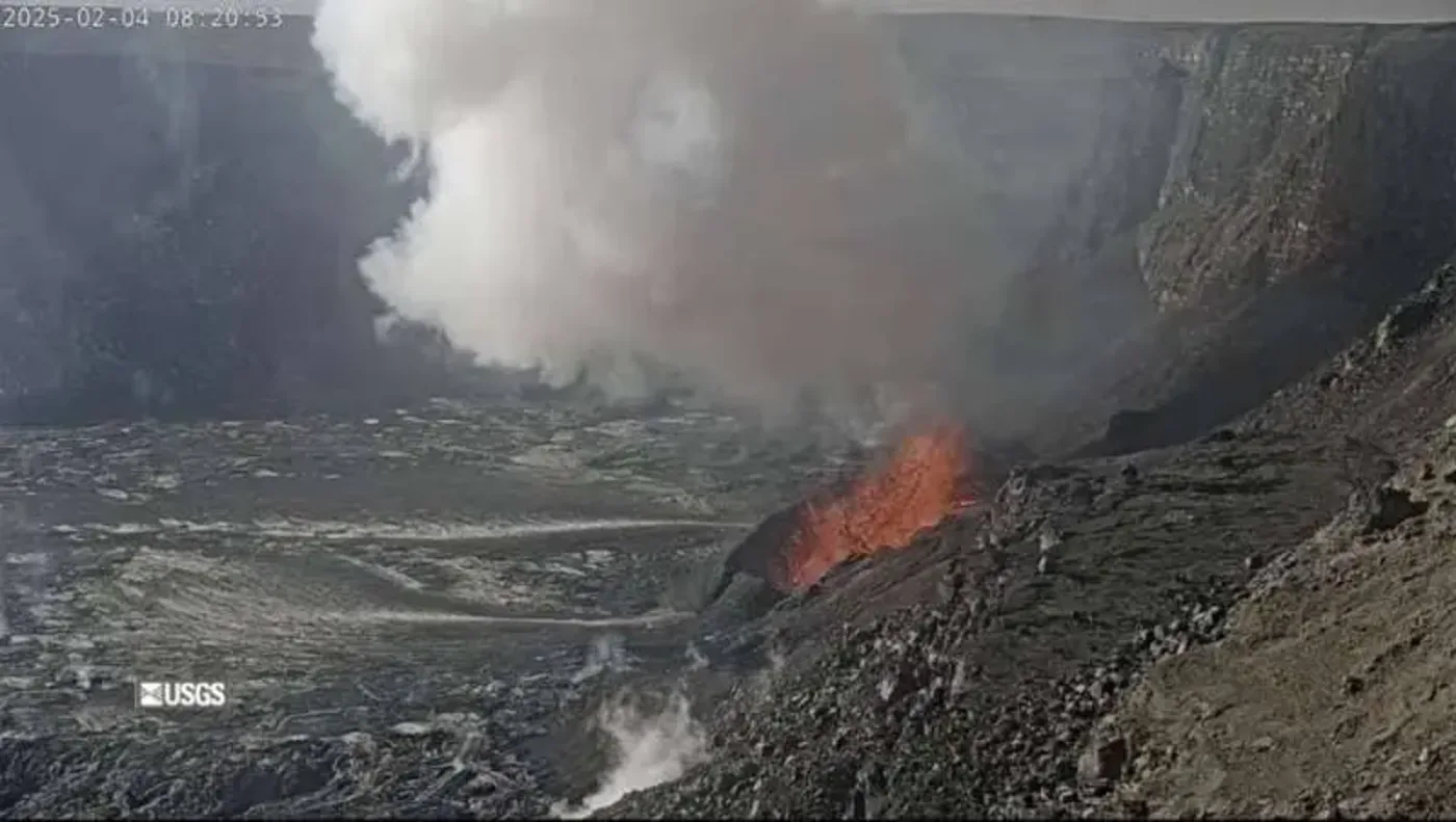 Imagen del volcán Kilauea en erupción, mostrando fuentes de lava alcanzando gran altura en el Parque Nacional de los Volcanes de Hawái.