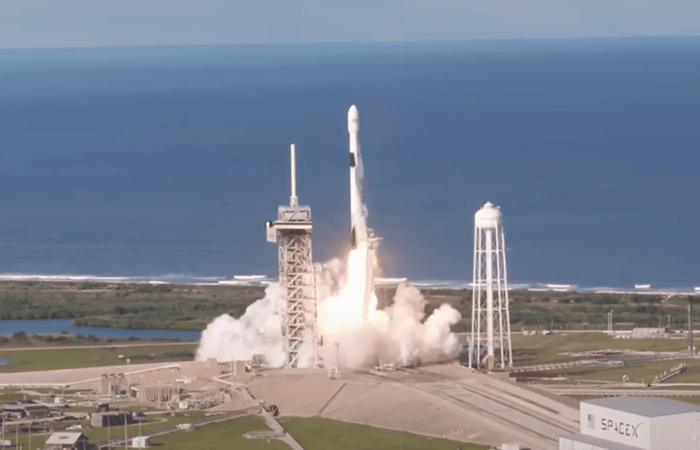 Cohete Falcon 9 despegando desde la plataforma de lanzamiento de Cabo Cañaveral.