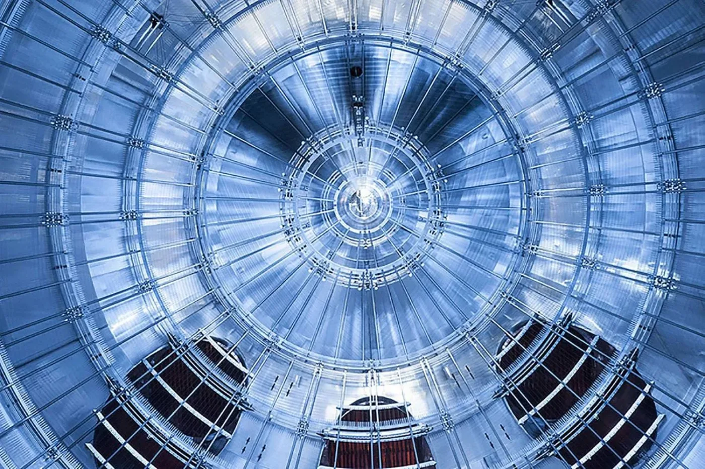 Vista interna del espectrómetro principal del experimento KATRIN para el estudio de la masa del neutrino