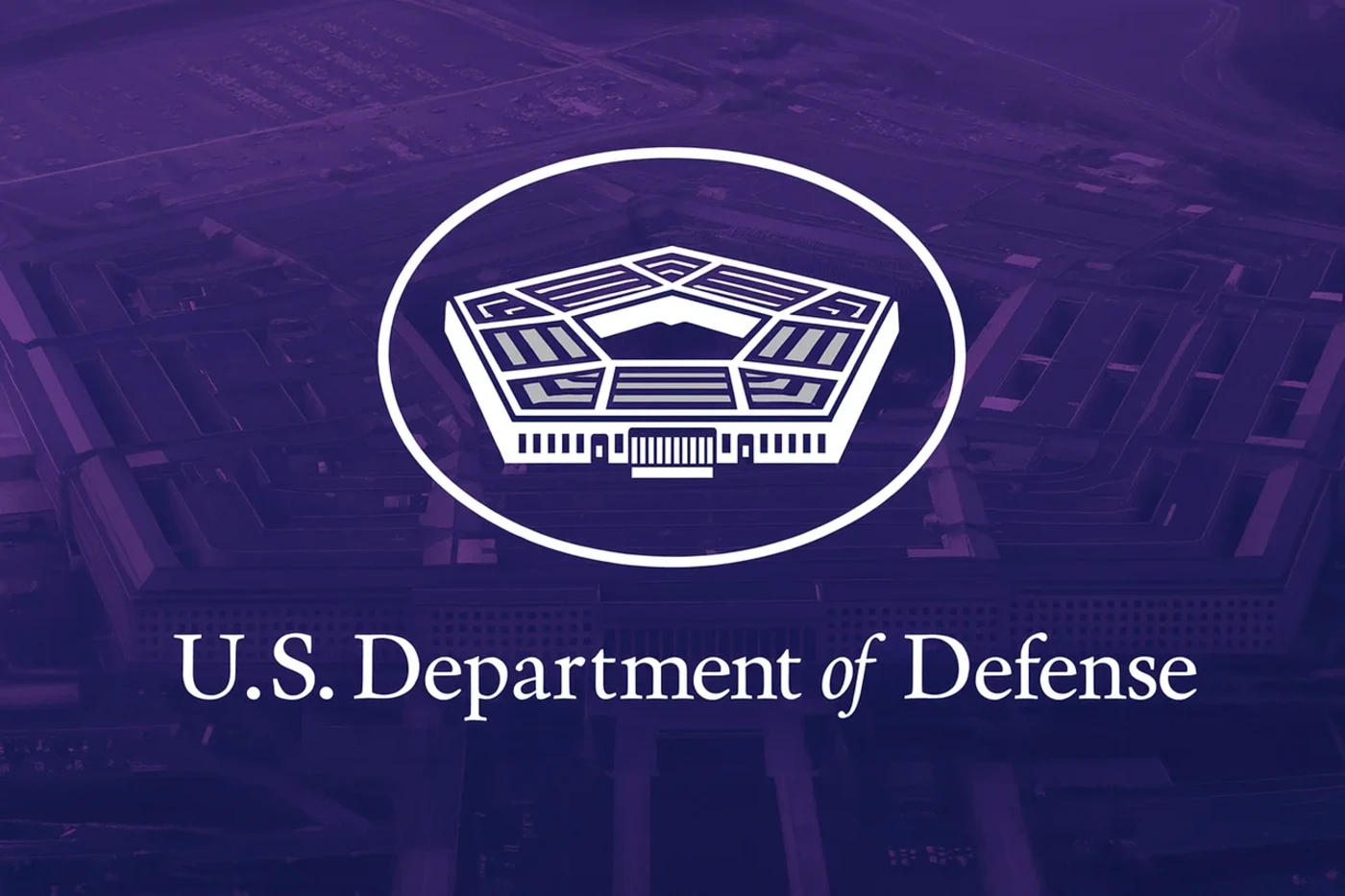 Vista aérea del Pentágono con un filtro violeta y el logo del U.S. Department of Defense en primer plano