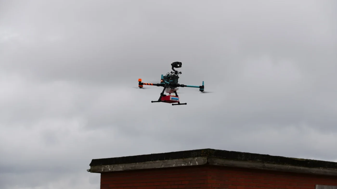 Desfibrilador portátil incorporado en un dron experimental para emergencias médicas