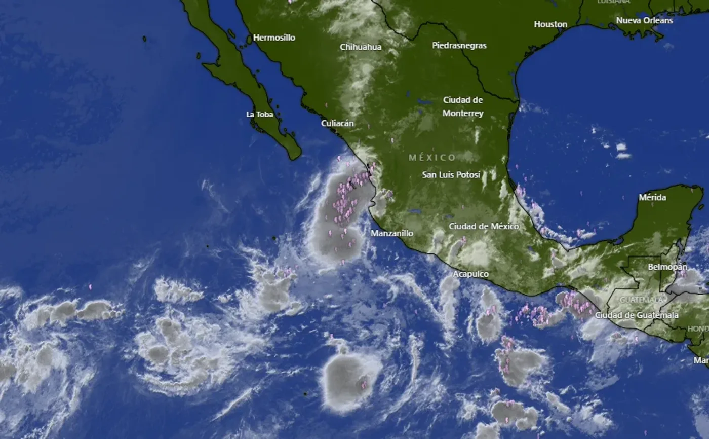 Imagen satelital que muestra la tormenta tropical Mario frente a las costas del Pacífico mexicano con nubosidad densa y actividad eléctrica