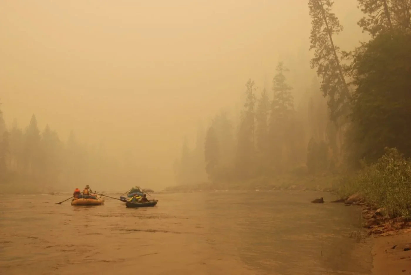 El humo del incendio Elkhorn en Idaho cubre el río Salmon el 31 de julio de 2023
