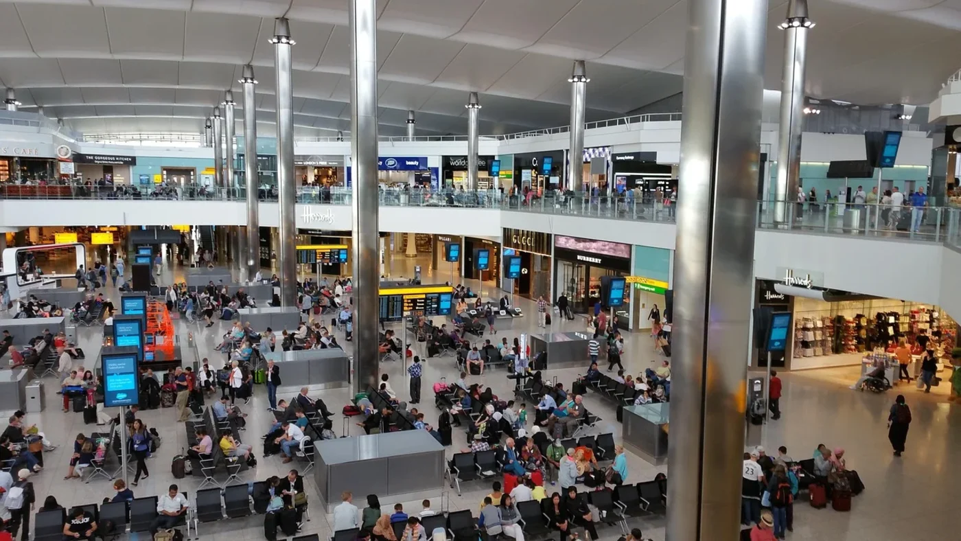 Interior del aeropuerto de Heathrow en Londres con pasajeros esperando en la terminal