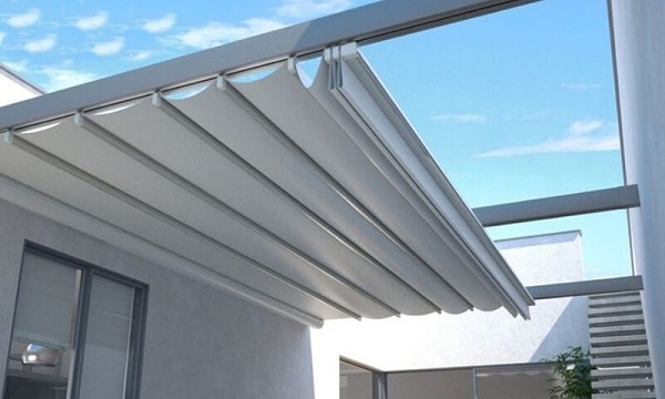 Wavy retractable awning