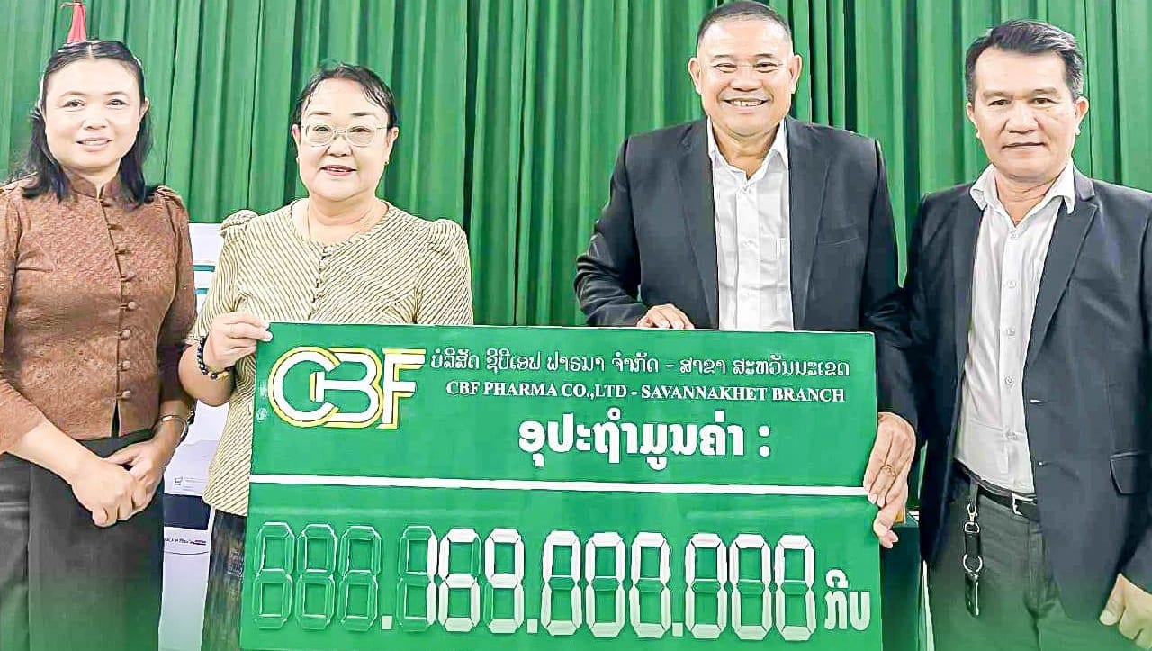 ບໍລິສັດ ຊີບີເອຟ ຟາຣມາ ຈຳກັດ ສາຂາ ສະຫວັນນະເຂດ ໄດ້ມອບເຄື່ອງຊ່ວຍເຫລືອຫ້ອງວິເຄາະ ແ