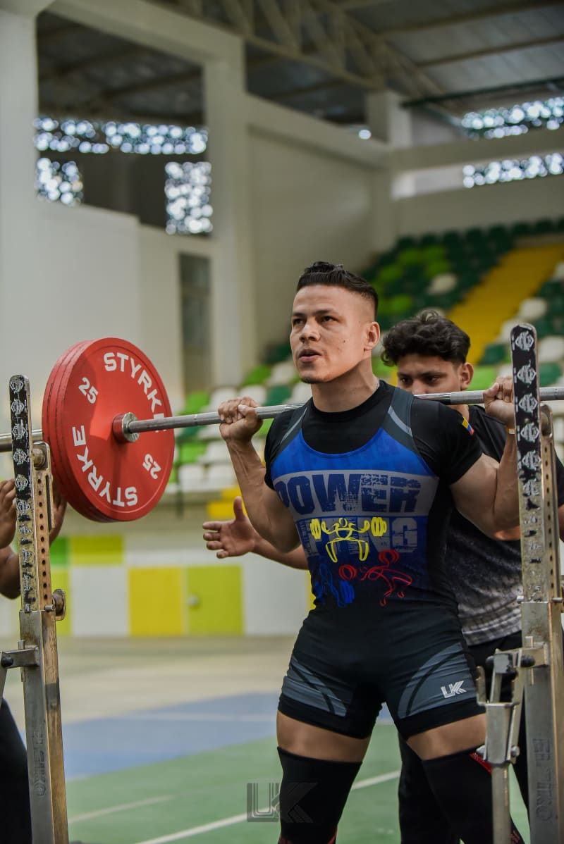 Atleta de powerlifting en competencia