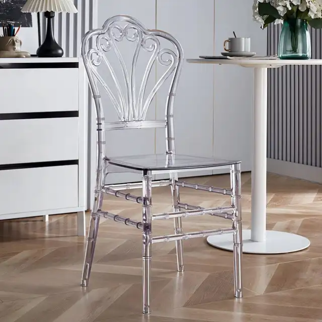  Cadeira Napoleão em Resina Transparente  Elegância e sofisticação para os seus eventos. 4
