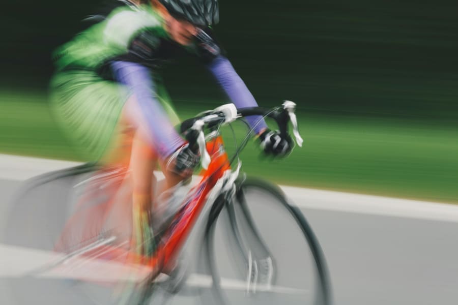 Imagen de un ciclista entrenando con su bicicleta con movimiento de velocidad