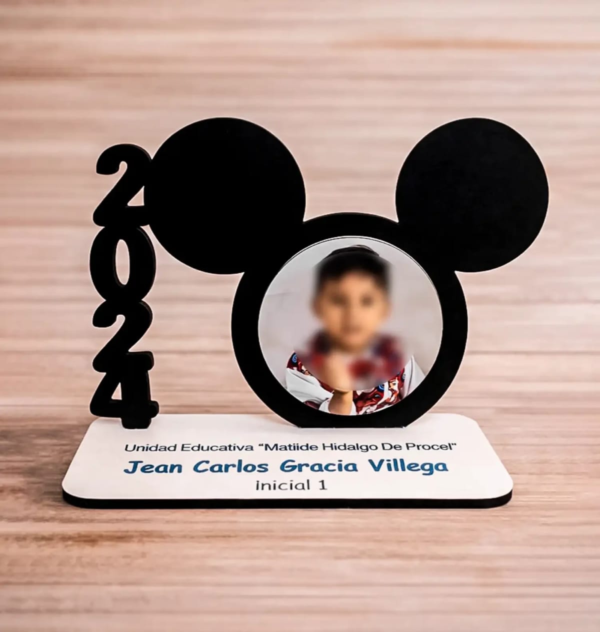 Portarretrato Infantil Personalizado – Diseño Minnie con Nombre, recuerdo de graduacion - Producto personalizado - Izeta Studio