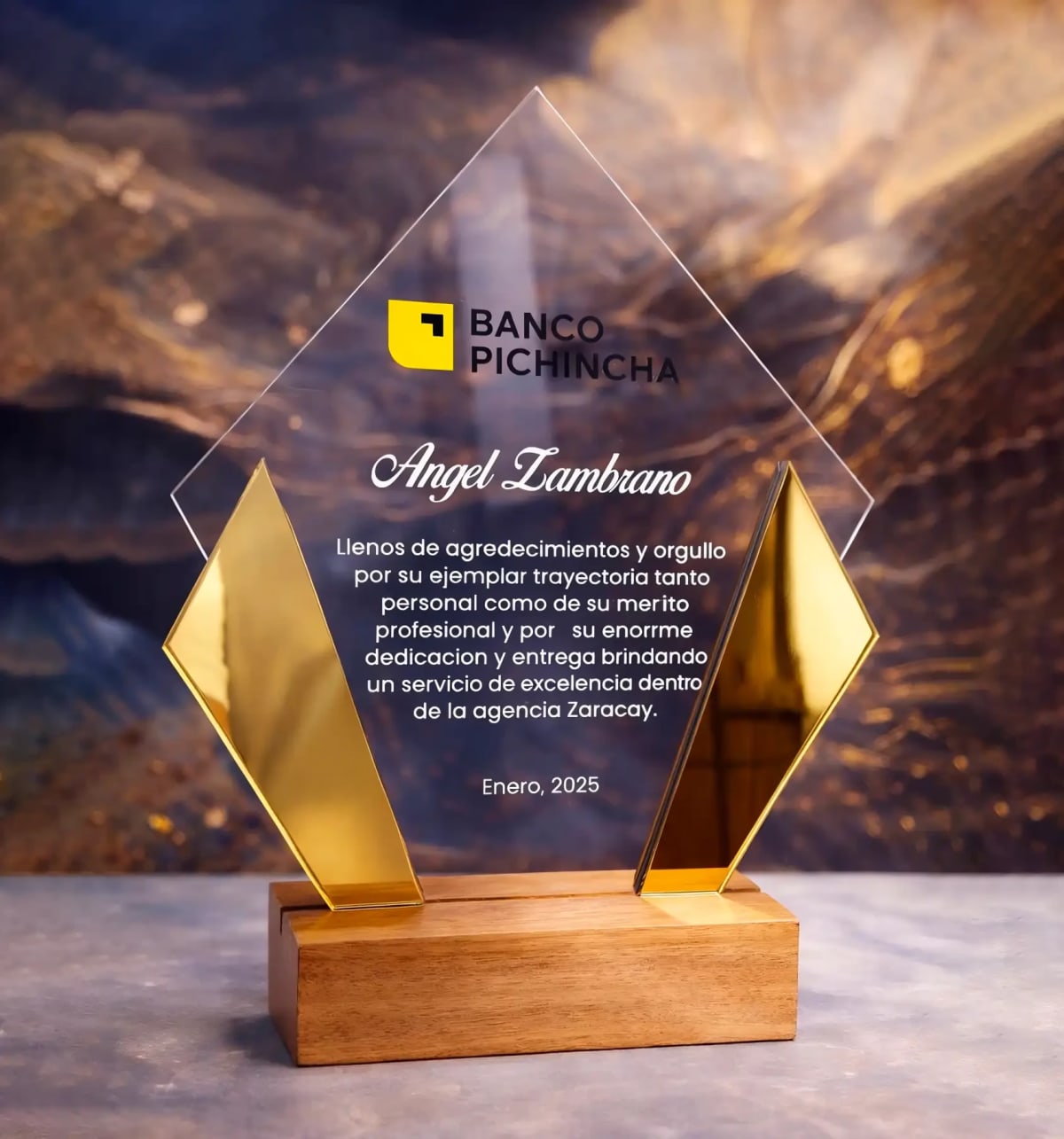 Placa de Reconocimiento Corporativo en Acrílico Premium con Base de Madera - Producto personalizado - Izeta Studio