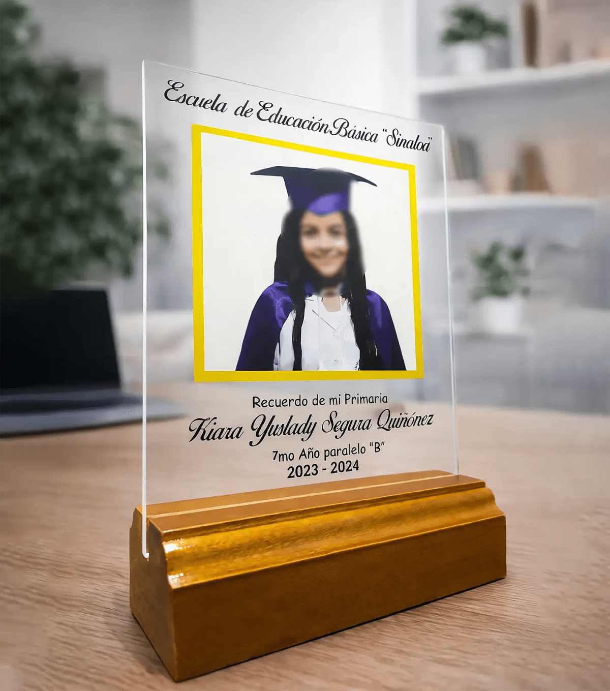 Placa Acrílica de Graduación Personalizada con Base de Madera – Recuerdo de Primaria - Producto personalizado - Izeta Studio