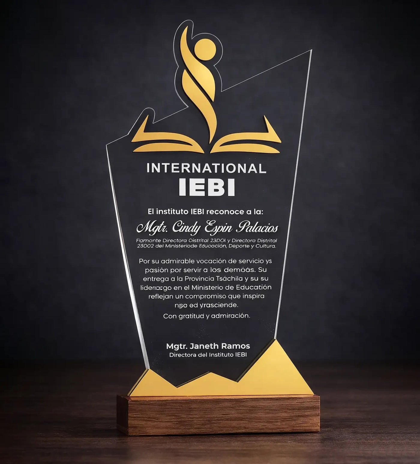 Placa de Reconocimiento Acrílica Escultórica con Acrílico Dorado en Relieve con base de madera - Producto personalizado - Izeta Studio
