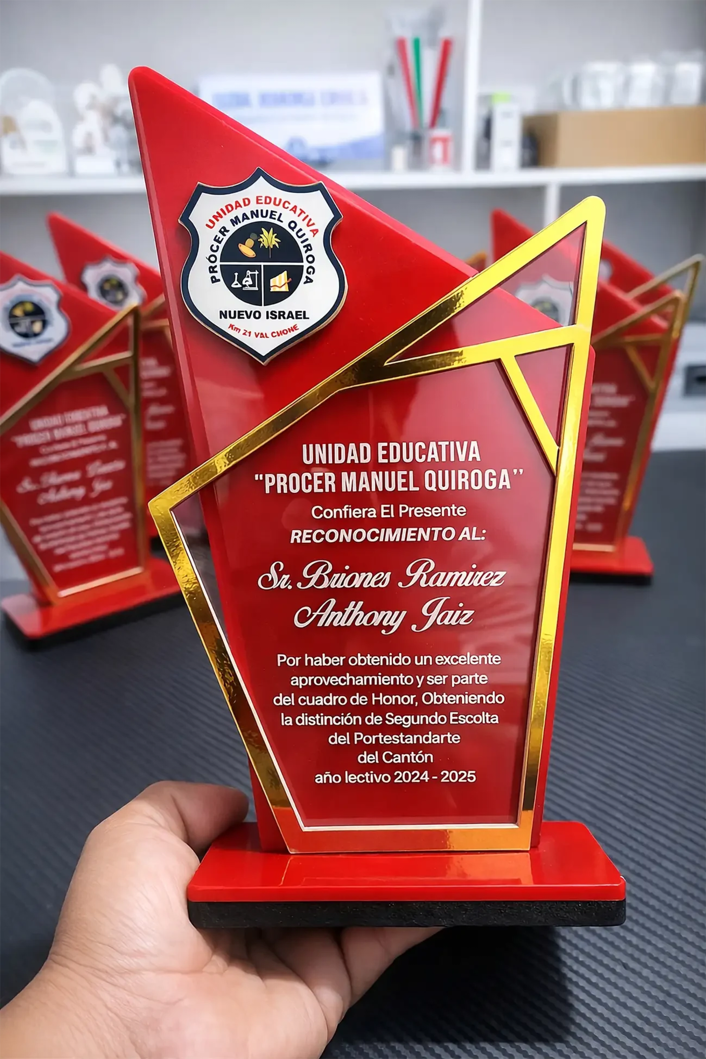 Trofeo de Acrílico Rojo Geométrico – Placa de Reconocimiento Escolar con Marco Dorado Elegante - Producto personalizado - Izeta Studio