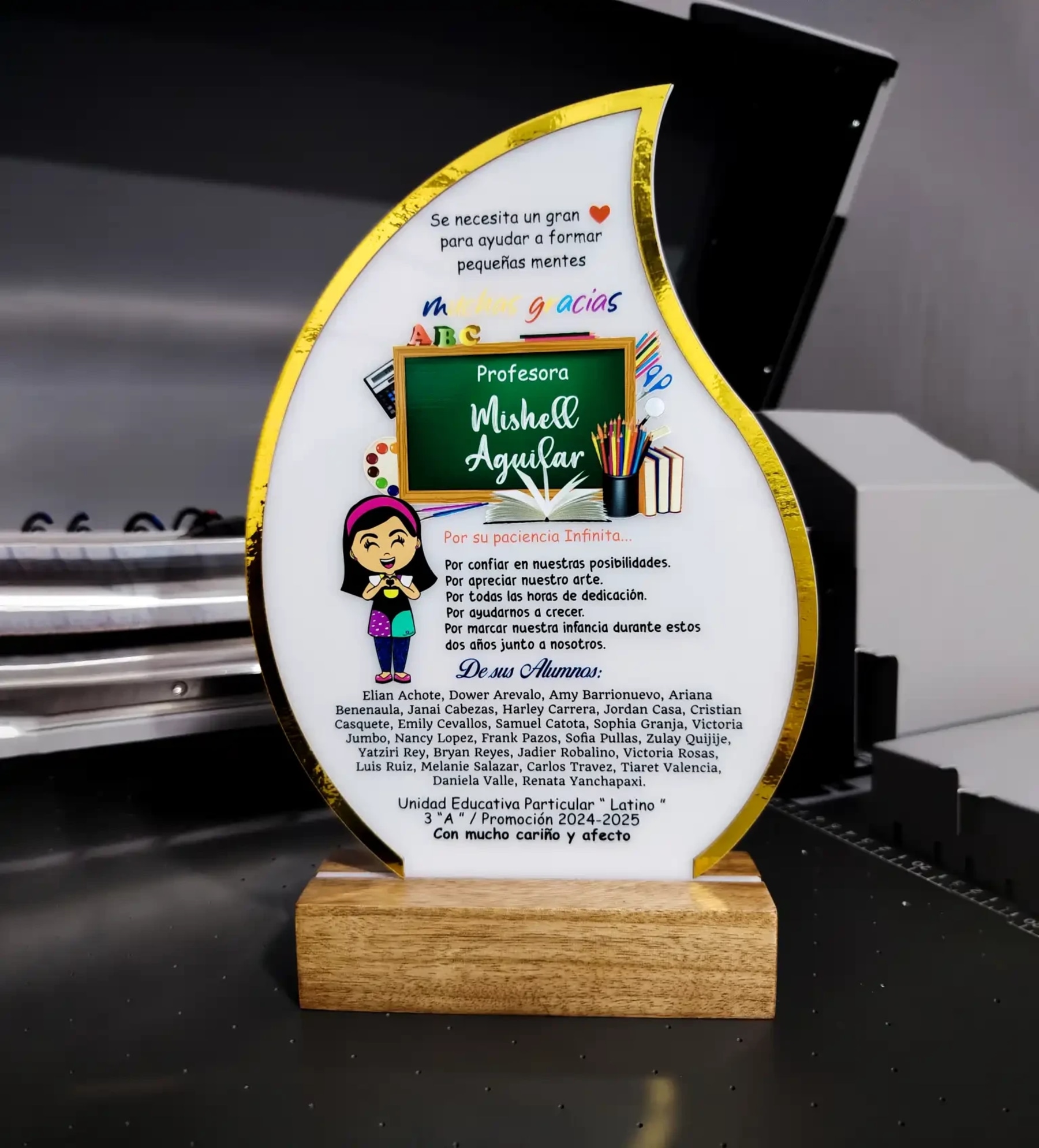Placa de Agradecimiento para Docentes en Acrílico con Base de Madera e Impresión UV 