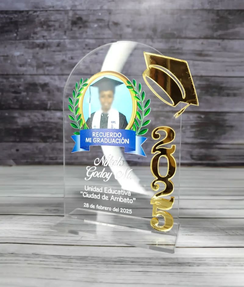 Recuerdo de Graduación en Acrílico con Año y Birrete Dorado Personalizado - Imagen 1