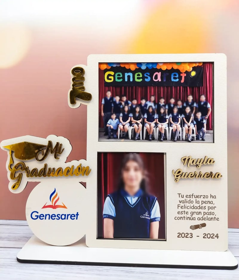 Recuerdo para graduación con foto grupal, personal tipo portaretrato - Imagen 1