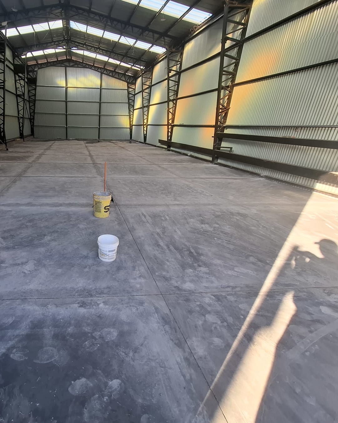 Pavimentación Industrial: Claves en la Fase Final de Obra Gruesa