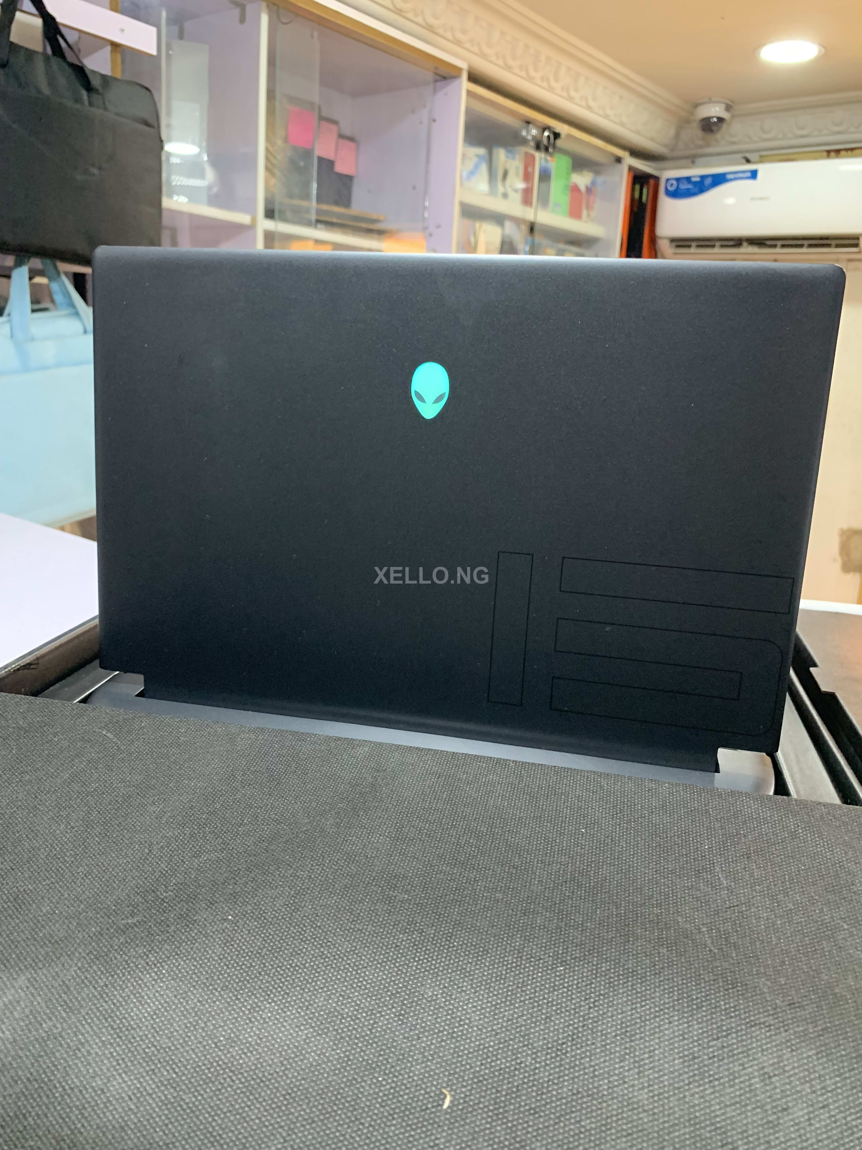 Alienware m15. 2