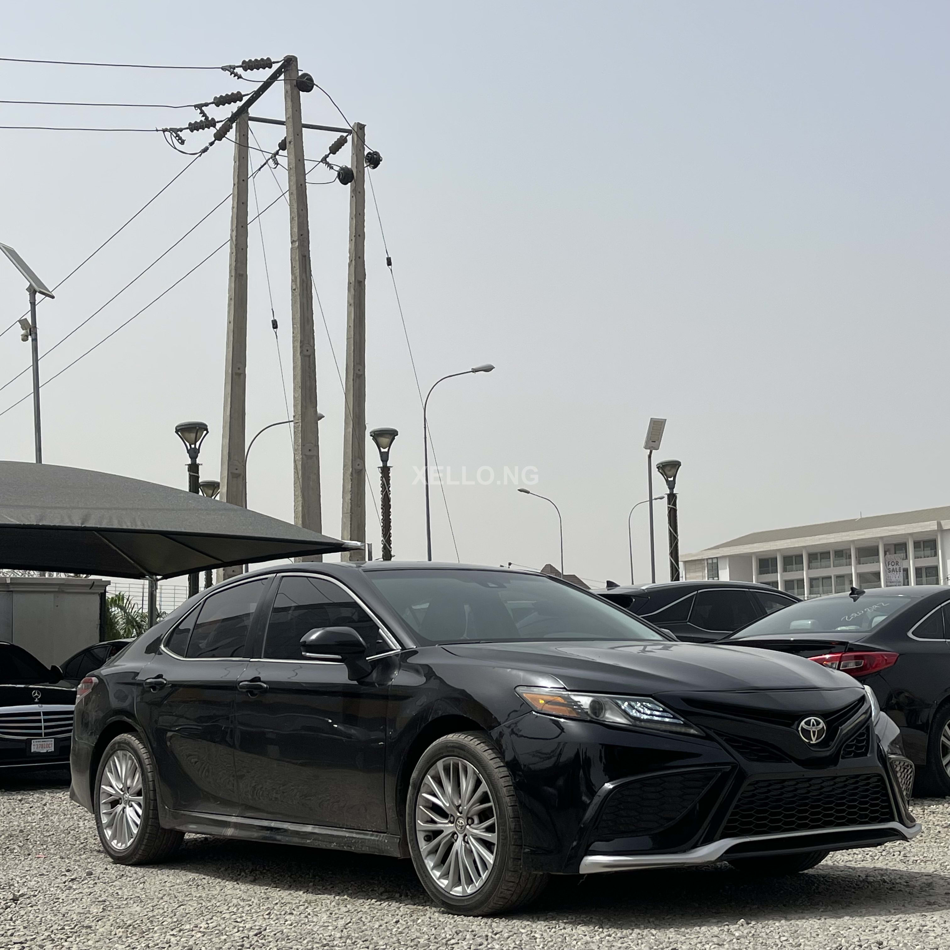 2019 Toyota Camry SE 2