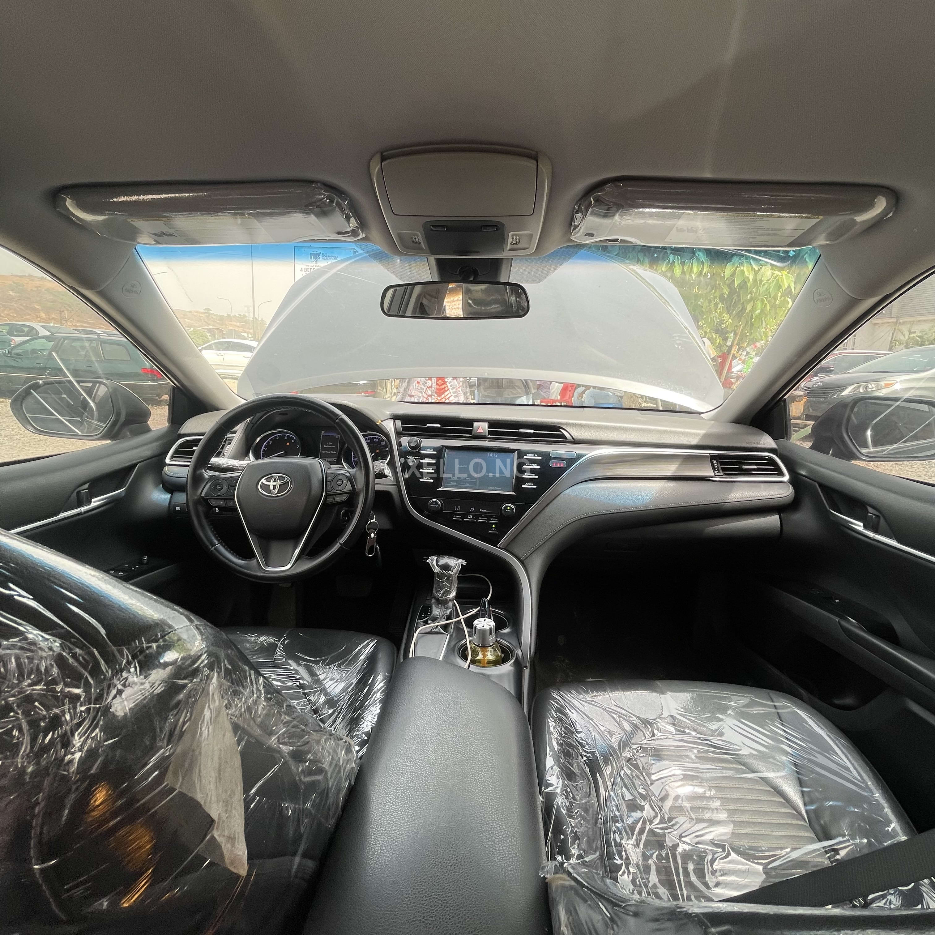 2019 Toyota Camry SE 3