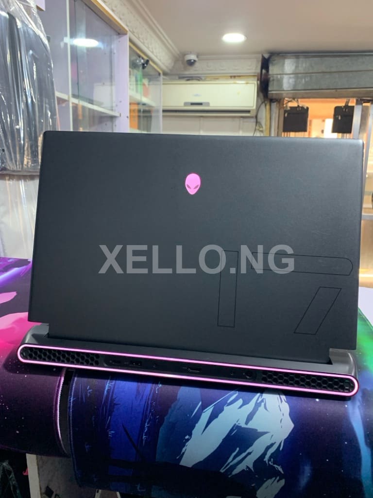 Alienware m17. 3